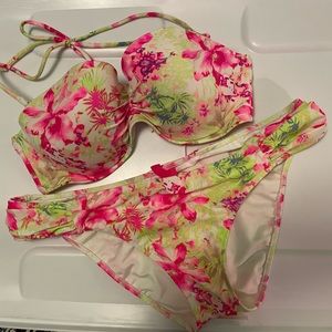 Victoria’s Secret bikini set